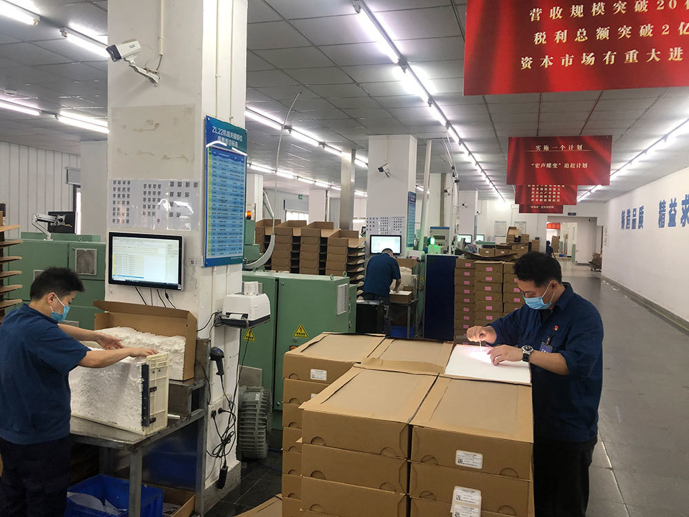 黨旗在生(shēng)産一(yī)線飄揚