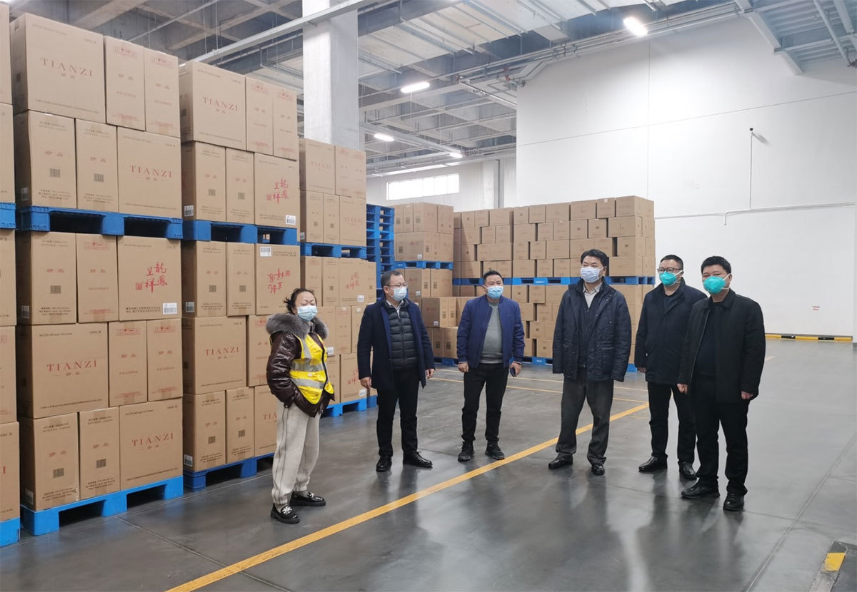 張力到(dào)宏聲東(dōng)港卷煙(yān)成品倉庫慰問(wèn)調研