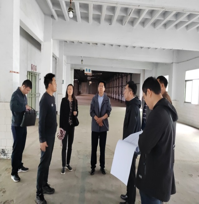 鄒凱調研紙(zhǐ)箱公司老(lǎo)廠(chǎng)房(fáng)改造工(gōng)作(zuò)