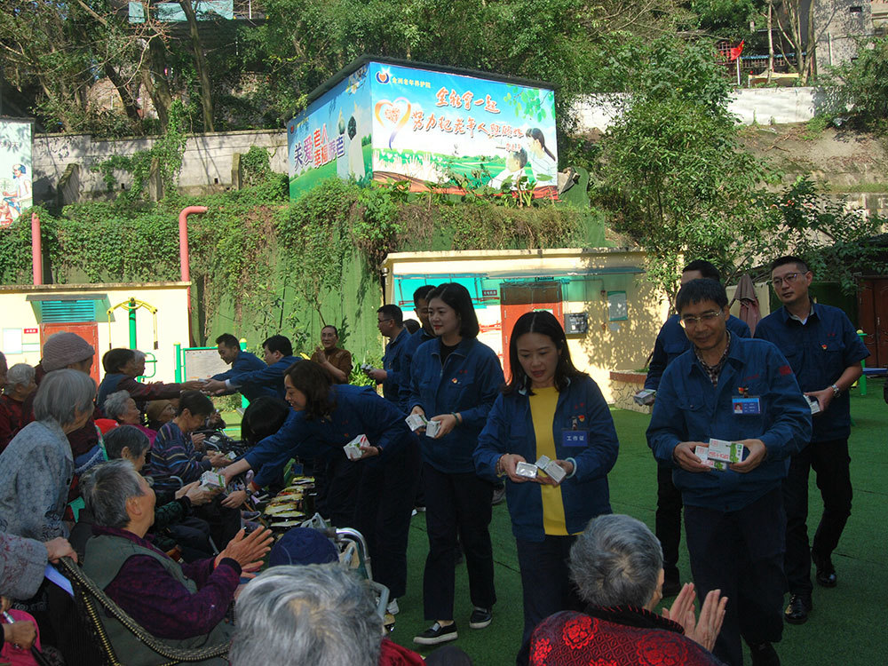 為(wèi)群衆做(zuò)好(hǎo)事(shì)-慰問(wèn)孤寡老(lǎo)人(rén)