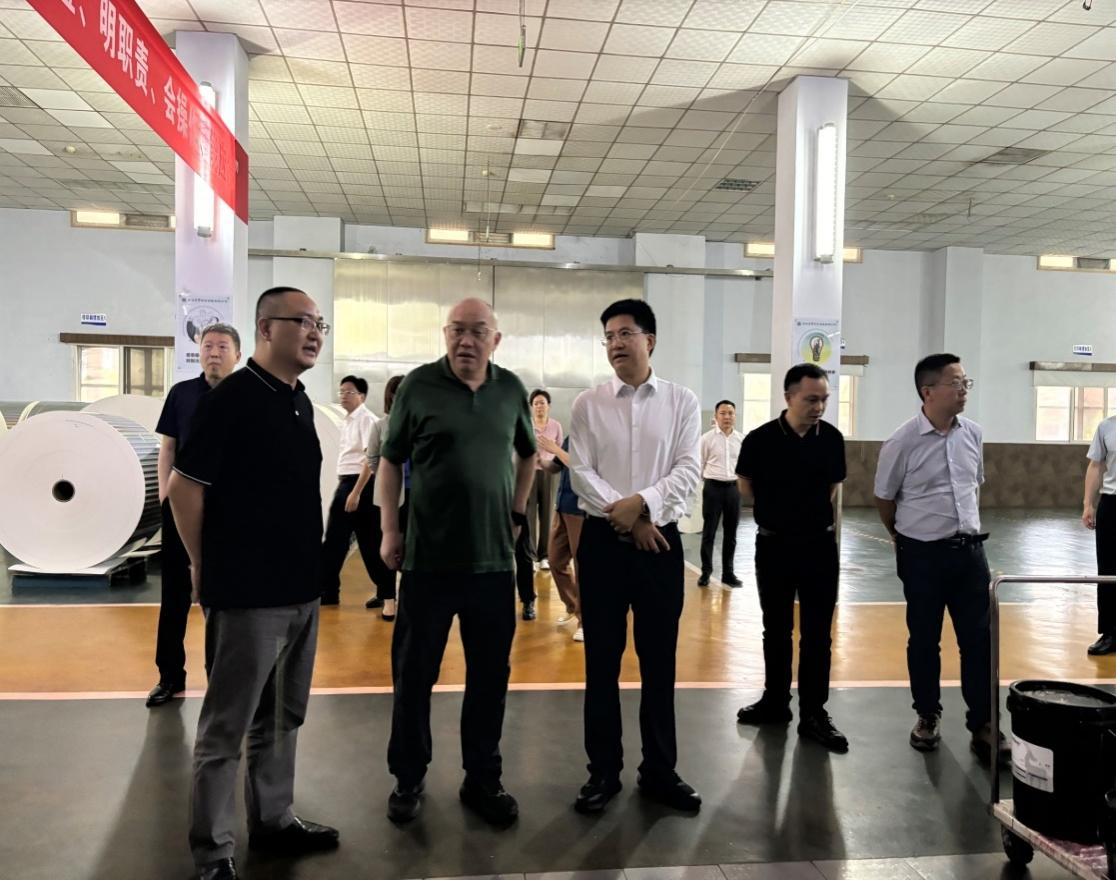 集團領導班子(zǐ)調研宏聲印務公司