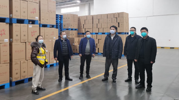 張力到(dào)宏聲東(dōng)港卷煙(yān)成品倉庫慰問(wèn)調研