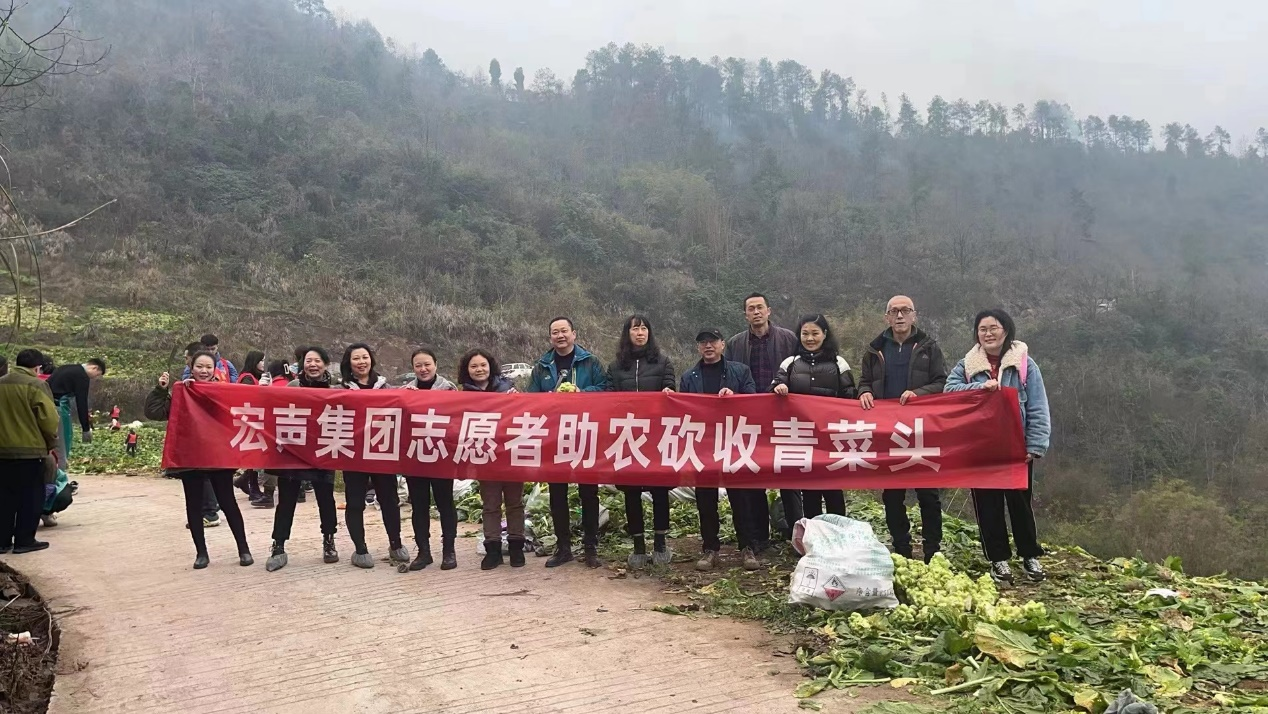 助農(nóng)收砍青菜頭    志(zhì)願服務暖人(rén)心